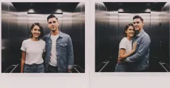 Hasil edit foto polaroid bareng pasangan di dalam lift pakai Gemini AI. (Sumber: Gemini AI)