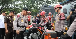Kapolda Banten Irjen Hengki mengecek peralatan operasional menghadapi potensi bencana di Alun-Alun Barat Kota Serang, Kota Baru, Serang, Kamis, 18 September 2025. (Sumber: Dok. Bidhumas Polda Banten)