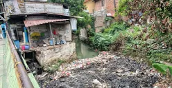 Tumpukan sampah mencemari aliran Kali Baru di RW 02 Kelurahan Kalibaru, Kecamatan Medan Satria, Kota Bekasi. (Sumber: POSKOTA | Foto: Nurpini Aulia Rapika)