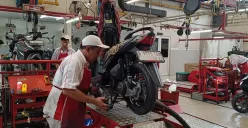Pelanggan menikmati promo diskon 30 persen servis motor Honda plus voucher suku cadang Rp160 ribu. (Sumber: Dok. Wahana Honda)