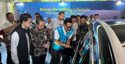 General Manager PLN UID Jakarta Raya Moch. Andy Adchaminoerdin (rompi biru) bersama Wali Kota Jakarta Pusat, Arifin, melakukan pengisian perdana kendaraan listrik di SPKLU GBK di GBK, Kamis, 18 September 2025. (Sumber: PLN UID Jakarta Raya)