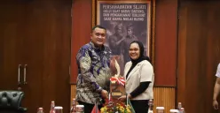 Bupati Bogor Rudy Susmanto bersama peraih penghargaan film tingkat internasional, Ineu Rahmawati, warga Citeureup, Kabupaten Bogor. (Sumber: Pemkab Bogor)