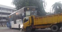 Bus TransJakarta dan truk terlibat kecelakaan di kawasan Jalan Cideng Timur, tepatnya persimpangan dekat RSUD Tarakan, Jakarta Pusat, Kamis, 18 September 2025. (Sumber: Instagram/@jakarta.terkini)