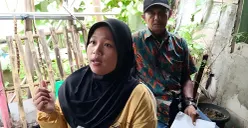 Yeyen, anak dari M Husin, petugas keamanan Puskesmas Teluk Pucung saat menceritakan kasus gaji ayahnya yang diduga dipotong sepihak. (Sumber: POSKOTA | Foto: Nurpini Aulia Rapika)