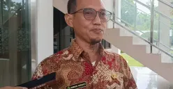 Kepala SMKN 1 Cikarang Barat, Bambang Nurcahyo, memberikan keterangan tentang kasus perundungan di Gedung DPRD Kabupaten Bekasi, Jumat, 19 September 2025. (Sumber: Poskota/Nurpini Aulia Rapika)