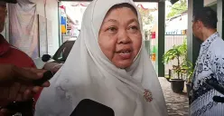 Kepala Sekolah SMPN 13 Kota Bekasi, Tetik Atikah, dijatuhi sanksi tertulis. (Sumber: Poskota/Nurpini Aulia Rapika)