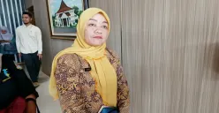 Plt Kepala DP3A Kabupaten Bekasi, Titin Fatimah, saat memberikan keterangan terkait kasus bullying di SMKN 1 Cikarang Barat, Jumat 19 September 2025. (Sumber: Poskota/Nurpini Aulia Rapika)