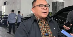 Wakil Ketua DPRD Jakarta, Basri Baco saat diwawancarai awak media di Balai Kota Jakarta, Jakarta Pusat, Jumat, 19 September 2025. (Sumber: Poskota/Muhammad Tegar Jihad)