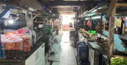 Pedagang sayur mayur di Pasar Blok G, Tanah Abang, Jakarta Pusat, mengeluhkan kondisi pasar yang semakin hari semakin sepi pengunjung, Jumat, 19 September 2025. (Sumber: Poskota/Pandi Ramedhan)