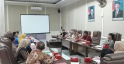 DPRD Kabupaten Bekasi menggelar mediasi orang tua siswa korban perundungan SMKN 1 Cikarang Barat dan pihak sekolah, Jumat, 19 September 2025. (Sumber: Poskota/Nurpini Aulia Rapika)