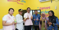 Pimpinan PLN UID Jakarta Raya, Camat Jagakarsa, dan pemilik Komunitas Nusaibah Hariani, menunjukkan produk UMKM binaan yang dipasarkan Grossmart di RPTRA Betawi Ngumpul, Jakarta Selatan. (Sumber: Dok. PLN UID Jakarta Raya)