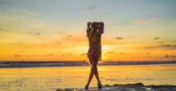 Cara membuat foto sinematik sendiri di pantai dengan contoh prompt Gemini AI yang keren. (Sumber: Freepik/Kireyonok_Yuliya)