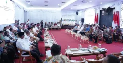 Bupati Bogor, Rudy Susmanto hadiri Rapat Koordinasi Percepatan Pembangunan Infrastruktur, bersama Gubernur Jawa Barat Dedi Mulyadi di Universitas Singaperbangsa, Kabupaten Karawang. (Sumber: Pemkab Bogor)