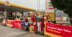 Karyawan SPBU Shell di Jalan Kemanggisan Utama Raya, Palmerah, Jakarta Barat, terlihat berjualan kaus hingga wipper mobil, Jumat, 19 September 2025. (Sumber: Poskota/Pandi Ramedhan)