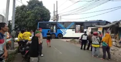 Bus Transjakarta tabrak rumah di kawasan Cakung, Jakarta Timur, Jumat, 19 September 2025. (Sumber: Istimewa)