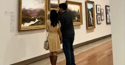 Ilustrasi- tren edit foto AI Gemini bareng pacar ala museum date. (Sumber: Pinterest)