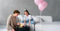 Contoh prompt Gemini AI yang bisa digunakan untuk membuat foto ulang tahun ala studio. (Sumber: Freepik)
