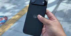 Penampilan iPhone 17 Air jet black terbaru yang rilis September 2025. (Sumber: YouTube/Putu Reza)