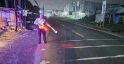 Petugas Laka Lantas Polres Metro Depok, melakukan olah TKP lokasi kecelakaan pemotor menabrak mobil di daerah Bojongsari Kota Depok. (Sumber: Polres Metro Depok)