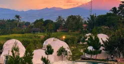 Salah satu rekomendasi glamping di Bogor yang menawarkan view gunung Salak dan Gede-Pangrango, Lenirra Glamping (Sumber: Instagram/@lenirra_resto)