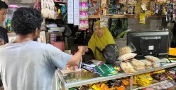 Ilustrasi pedagang warung kelontong di Palmerah, Jakarta Barat, saat sedang melayani pembeli. (Sumber: Poskota/Pandi Ramedhan)