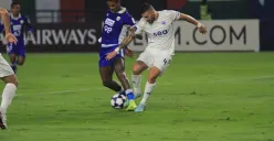 Pemain Persib Bandung (Biru), dalam laga AFC Champions di GBLA Bandung. (Sumber: Poskota/Gatot Poedji Utomo)