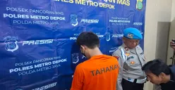 Residivis kasus narkoba berinisial DK diperlihatkan saat rilis kasus di Polsek Pancoran Mas, Depok. Polisi menggagalkan peredaran sabu yang dikendalikan dari dalam Lapas. (Sumber: Poskota/Angga Pahlevi)