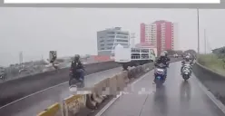 Dua pengendara motor terluka setelah tertabrak truk Hino di flyover Pesing, Cengkareng, Jakarta Barat, Sabtu, 20 September 2025. (Sumber: Istimewa)