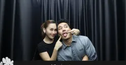 Fotobox Bersama, Boy William dan Ayu Ting Ting ‘Dipaksa’ Nikah oleh Netizen (Sumber: Instagram/ayutingting92)
