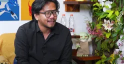 Ferry Irwandi saat memberikan klarifikasi di podcast Curhat Bang Denny Sumargo, Sabtu, 20 September 2025. (Sumber: YouTube/Curhat Bang Denny Sumargo)