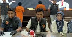 Polisi menyampaikan keterangan pers kasus pencabulan oleh dua lansia terhadap dua orang bocah di Ciampe, Kabupaten Bogor. (Sumber: POSKOTA | Foto: Giffar Rivana)