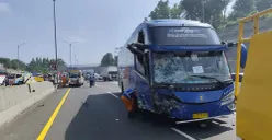 Kecelakaan beruntun melibatkan dua bus dan satu truk derek terjadi di ruas Tol Cipularang KM 99 arah Jakarta, pada Minggu, 21 September 2025. (Sumber: Dok PJR Tol Cipularang)