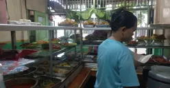 Pegawai Warteg Jaya Bahari di Meruya Selatan, Jakarta Barat, melayani pembeli, Minggu, 21 September 2025. (Sumber: POSKOTA | Foto: M Tegar Jihad)