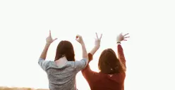 Hari Bahasa Isyarat Internasional Diperingati Tiap 23 September, Berikut Sejarah dan Tema 2025 (Sumber: Unsplash/Sincerely Media)