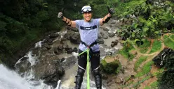 Anggota DPRD Provinsi Jawa Barat dari Daerah Pemilihan IV Kabupaten Cianjur, Abdul Karim, saat menikmati pengalaman wisata petualangan di Curug Cikondang, Kabupaten Cianjur. (Sumber: Istimewa)