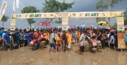 Para peserta balap traktor di Alun-alun Kecamatan Sukaresmi, Kabupaten Pandeglang, Senin, 22 September 2025. (Sumber: Poskota/Samsul Fatoni)