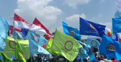 Ribuan massa buruh berunjuk rasa di depan Gedung DPR RI, Senayan, Tanah Abang, Jakarta Pusat, Senin, 22 September 2025. (Sumber: Poskota/Pandi Ramedhan)