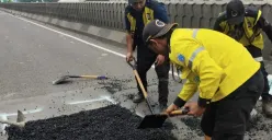 Suku Dinas Bina Marga Jakarta Selatan saat melakukan penutupan lubang di flyover Pancoran, Jakarta Selatan. (Sumber: Dok. Dinas Bina Marga Jaksel)