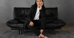 Prompt dan cara membuat foto wanita elegan di studio dengan Gemini AI. (Sumber: Freepik)
