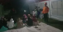 BPBD Kabupaten meninjau tenda darurat yang dibangun warga karena was-was gempa susulan. (Sumber: BPBD Kabupaten Bogor)