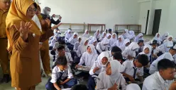 Bupati Pandeglang, Dewi Setiani saat meninjau program MBG, Senin, 22 September 2025. (Sumber: POSKOTA | Foto: Samsul Fatoni)