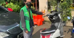 Sopir ojol, Roby, 26 tahun, menemukan motornya seusai hilang di Pasat Blok A Tanah Abang, Jakarta Pusat, Senin, 22 September 2025. (Sumber: Poskota/Pandi Ramedhan)
