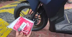 Gembok merah yang disarankan pelaku curanmor supaya motor aman. (Sumber: Poskota/Erwan Hartawan)