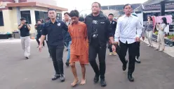 Pelaku pengeroyokan digelandang Anggota Satreskrim Polres Cimahi, Senin, 22 September 2025. (Sumber: Poskota/Gatot Poedji Utomo)