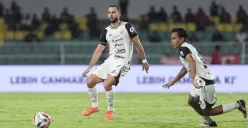 Aksi Jordi Amat dalam laga PSM vs Persija di Super League. (Sumber: persija.id)