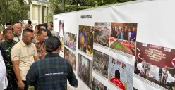 Wakil Wali Kota Bogor, Jenal Mutaqin bersama tamu undangan lainnya melihat pameran satu dekade PFI Bogor di Alun-Alun Kota Bogor, Senin, 22 September 2025. (Sumber: Poskota/Giffar Rivana)