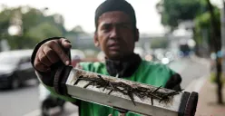 Seorang relawan menunjukkan ranjau paku yang dikumpulkan di sepanjang Jalan Gatot Subroto, Jakarta, Senin, 22 September 2025. (Sumber: POSKOTA | Foto: Bilal Nugraha Ginanjar)