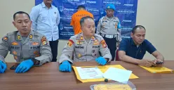 Polisi menghadirkan residivis curanmor pencuri HP seorang pegawai travel dalam konfenresi pers di Polsek Pancoran. (Sumber: Poskota/Angga Pahlevi)