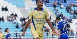 Uilliam Barros melakukan selebrasi usai mencetak gol dalam laga Arema vs Persib, Senin 22 September 2025. (Sumber: Instagram/@persib)