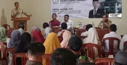 SOSIALISASI: Anggota DPRD Jabar, Abdul Karim, saat menggelar sosialisasi Perda No.6 Tahun 2019 tentang Kewirausahaan Daerah di Aula Gedung Desa, Cikondang, Kecamatan Cibeber, Kabupaten Cianjur, kemarin. (Sumber: Istimewa)